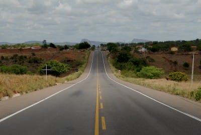 Choque entre veiculos na BA-409 provoca danos materiais