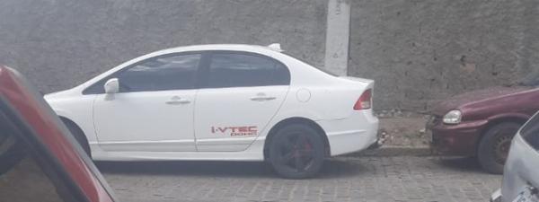 Corpo em estado de decomposição é encontrado no interior de veículo em Feira de Santana